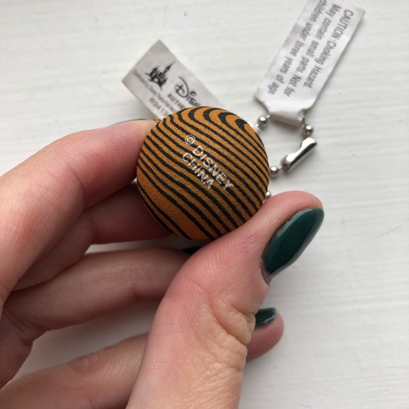 Vintage orange Disney Mouse Ears foam keychain - Picture 3 of 6